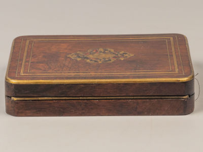 Шкатулка для игральных карт (?). Начало ХХ в. Дерево, маркетри, латунь, панбархат. Размер 2 