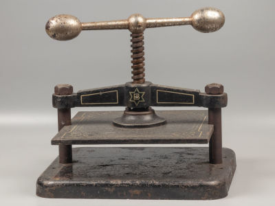 [Самовывоз] Иудаика. Книжный пресс. Кон. XIX в. Чугун, латунные вставки(?). Размер 28х29х33 см. 