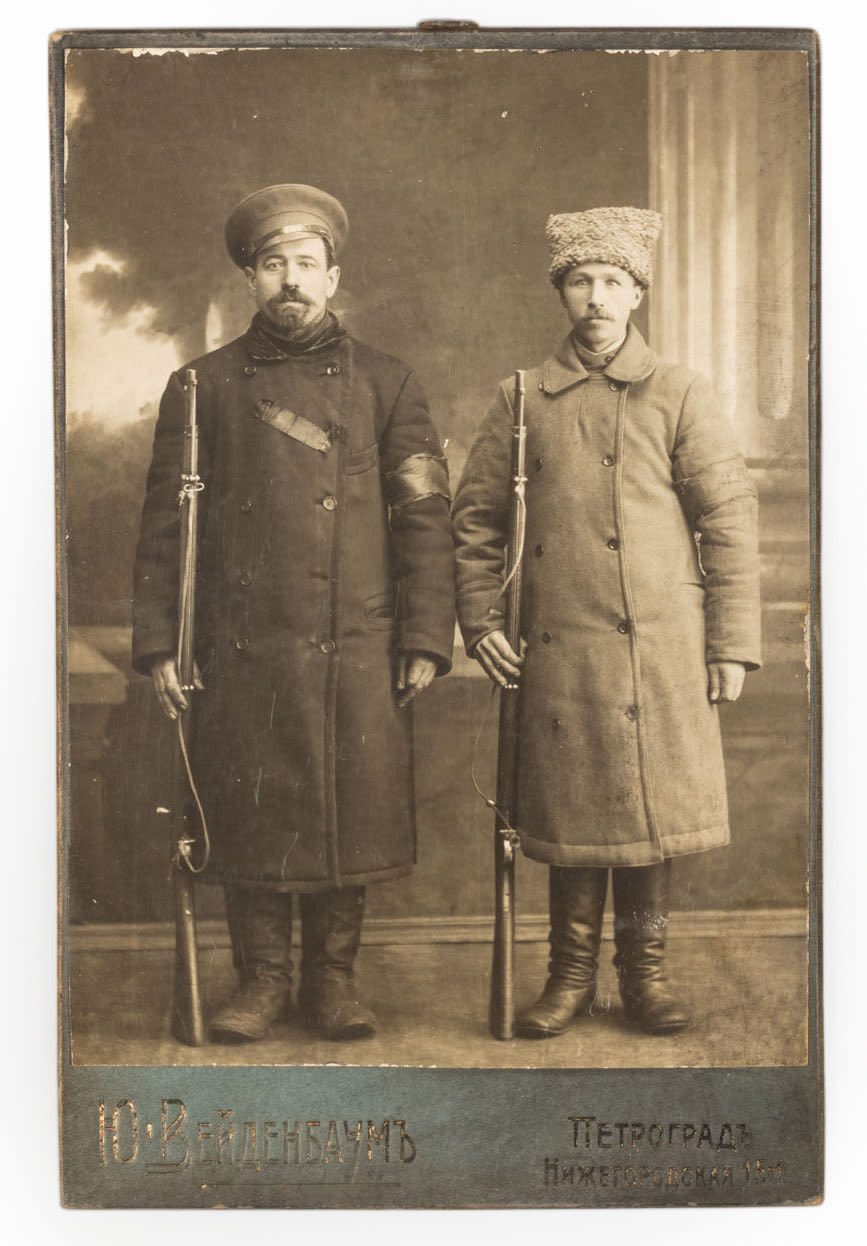 Народная милиция времен революции в России 1917 г. Кабинетная фотография Вейденбаума в Петрограде. 