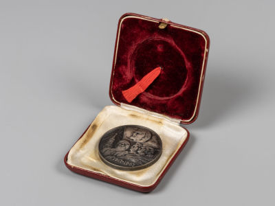 Настольная медаль. В память 50-летия Советской власти в СССР 1917-1967. Модельер Н.Н. 