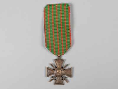 Медаль. Военный крест (без звезды) ПМВ 1914-1917 Франция. Металл. С муаровой лентой. Размер 