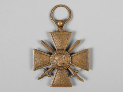 Медаль. Военный крест. ПМВ 1914-1918 Франция. Металл. Размер медали без кольца 45х36 мм. 