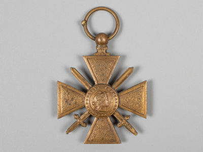 Медаль. Военный крест. ПМВ 1914-1918 Франция. Металл. Размер медали без кольца 45х36 мм. Следы 