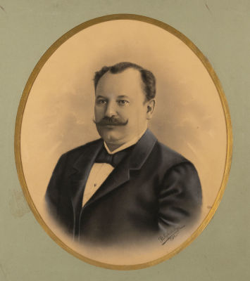 Petrykovsky. Портрет неизвестного мужчины. 1907. Бумага, уголь, пастель. Размер 76х65 см. Условн 