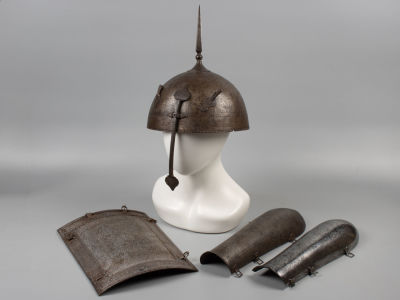 Доспехи: кольчуга, наручни, наспинник, набор ремней, шлем с кольчужкой. Арабская вязь. Средняя 