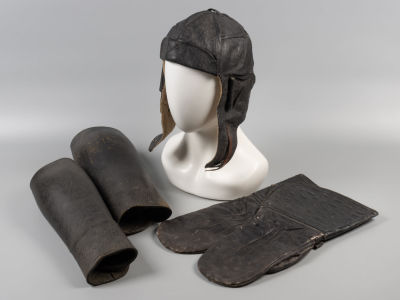 Комплект одежды летчика РККА: варежки, шлем, краги. 1930-1940-е. Кожа, сукно, металлическая 