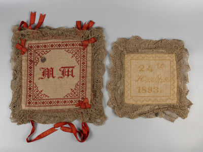 Чехлы на подушку подарочные (именинные?). 1893. Ткань, вышивка крестом, коклюшечное кружево 
