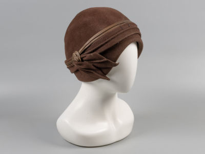 Шляпка формы клош. Вт. пол. ХХ в. Фетр, атлас. Коллекция художника по костюмам Т.В. Слёзиной. 