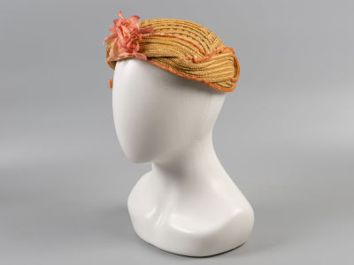 Шляпка с розовым цветком. ХХ в. Целлюлоза, бархатный шнур, ткань, ручная работа. Коллекция 