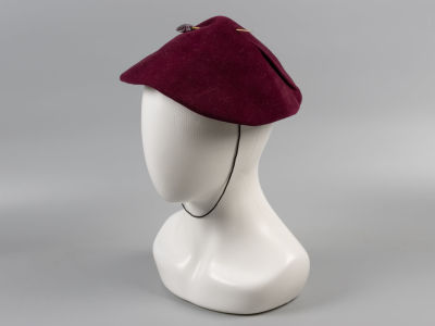 Шляпка женская с булавкой. Пер. пол. ХХ в. Велюр, шелк, металл. Коллекция художника по костюмам 
