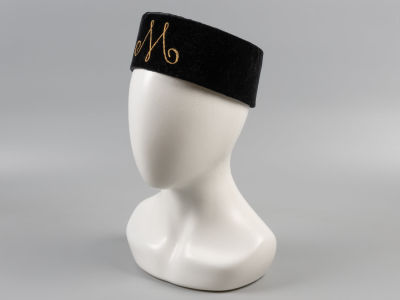 Феска черная. ХХ в. Бархат, шелк, шнур. Коллекция художника по костюмам Т.В. Слёзиной. Диаметр 