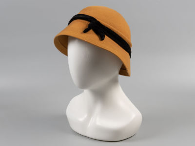 Шляпка формы клош. Сер. ХХ в. Фетр, бархат. Коллекция художника по костюмам Т.В. Слёзиной. 