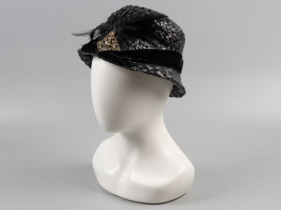 Шляпка с перьями. Сер. ХХ в. Целлюлоза, перья, бархат, кристаллы. Коллекция художника по 