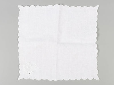 Носовой платок. С инициалом "Т". Сер. ХХ в. Хлопок, машинная вышивка. Коллекция художника по 