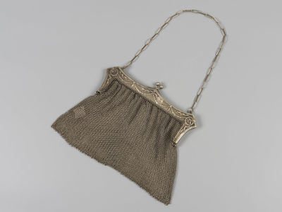 Театральная сумочка. Пер. пол. ХХ в. Металл, кольчужное плетение. Размер 17х17 см. Потемнение 