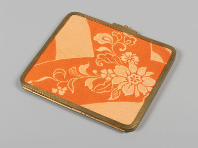 Сумка-клатч плоская. Пер. пол. ХХ в. Латунь, ткань с цветочным рисунком. Размер 16,5х18 см. 