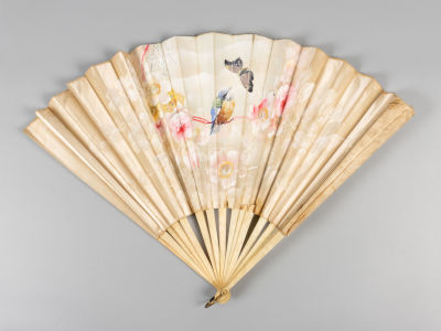 Веер. Птица на ветке сакуры. Европа, XIX в. Шелк, ручная роспись, кость, металл. Длина 35 см. 