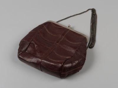 Сумочка. СССР, вт. пол. ХХ в. Кож. зам, ткань, металлическая фурнитура. Размер 19х17 см. Металл 