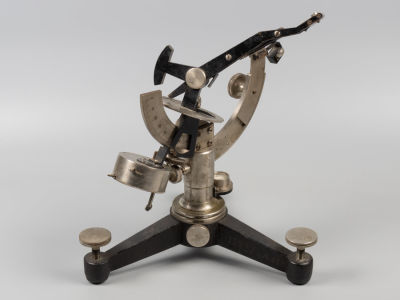 Гелиостат. R-Fuess. Германия, пер. пол. ХХ в. Металл, часовой механизм, окрашивание. В рабочем 