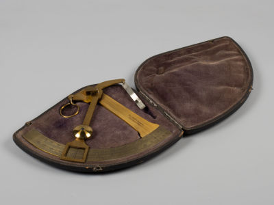 Весы. Русский фунт. L. Schlopper, Лейпциг Германия. Рубеж XIX-XX вв. Латунь. Родная коробка. Разм 