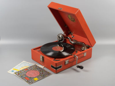 Патефон. Центропромсовет СССР. Артель "Граммофон". Ленинград, 1930-1940-е. В компекте три 