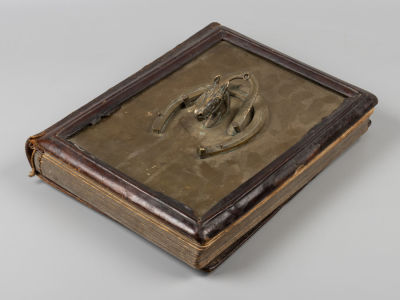 Альбом для фотографий с накладкой. Голова лошади. Рубеж XIX-ХХ в. Цельнокожаный переплет 