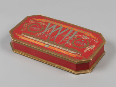 Подарочная парфюмерная коробка. Триумф Октября. Невский мыловаренный завод. 1949. Картон 