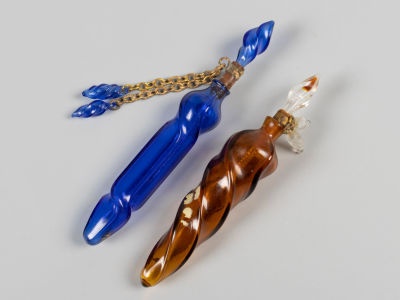 Флаконы для духов. 2 шт. Рубеж XIX – ХХ в. Цветное стекло, гутная работа, роспись, металл. Флако 