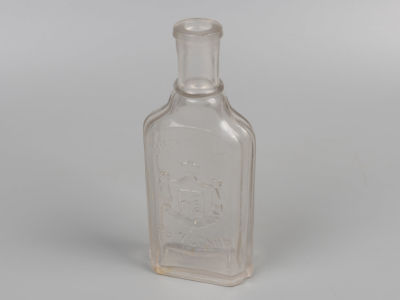 Брокаръ в Москве. Парфюмерный флакон (бутылочка) Начало ХХ в. Стекло. Высота 16 см. Следы 