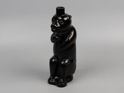 Бутылка от водки Медведь. Кон. XIX в. Цветное прессованное стекло. Высота 26 см. Без видимых 