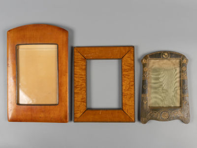 Рамки. 3 шт. Нач. ХХ в. Дерево, кожа, стекло. Модерн. Рамка с цветочным орнаментом. Дерево 