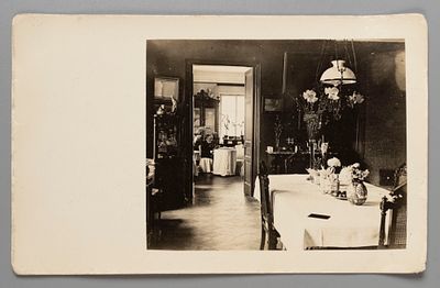 [Из архива худ. Н. Н. Дубовского] Художник Н. Н. Дубовской у себя дома в столовой на Пасху. 