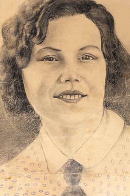Подпись неразборчивая. Портрет девушки в галстуке. 1941. Бумага, смешанная техника. Размер 