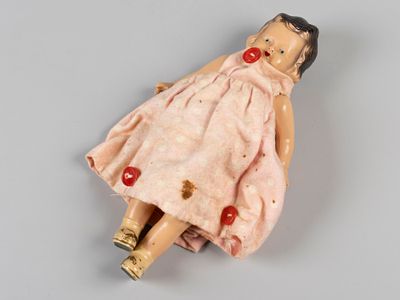 Кукла. Девочка в розовом платье. Германия, пер. пол. ХХ в. Керамика, роспись, ткань. Высота 22 