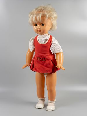 Кукла Марина ("флиртушка"). Фабрика им. 8 марта. Москва, 1970-1980-е. Пластик, ткань. Высота 67 