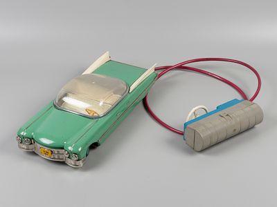 Машинка с пультом управления. Чайка (ЛЕИ 51-60). СССР, 1950-1960-е. Металл, пластик. Размер 29 