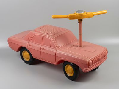 Самокат (каталка). ГАЗ-24 "Волга". Завод Огонек. СССР, 1970-е. Пластмасса, металл. Размер 63х22 