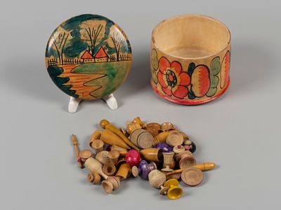 Игра. Бирюльки. 49 предметов. ХХ в. Дерево, токарная работа, роспись, лак. В деревянной 