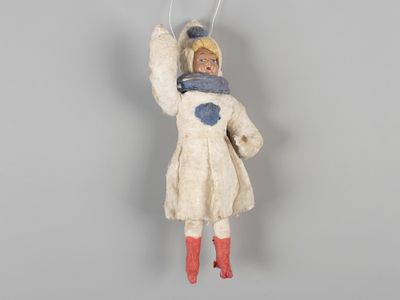 Елочная игрушка. Девочка в синем шарфе. "Промигрушка", 1930-1960-е. Вата, папье-маше, роспись. В 