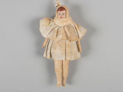 Елочная игрушка. Девочка в коротком платье. 1930-1950-е. Вата, папье-маше, ткань, роспись. Высот 