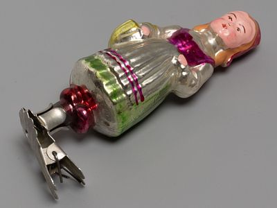 Елочная игрушка. Красная шапочка. Стекло, роспись. СССР. 1950-е гг. Размер 11,5х4х3,3 см. 