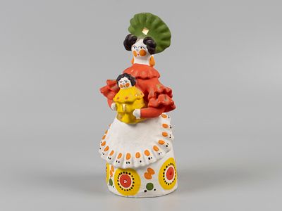 Дымковский промысел. Игрушка. Барышня с ребенком. 1980-е. Керамика, роспись. Высота 17,8 см. 