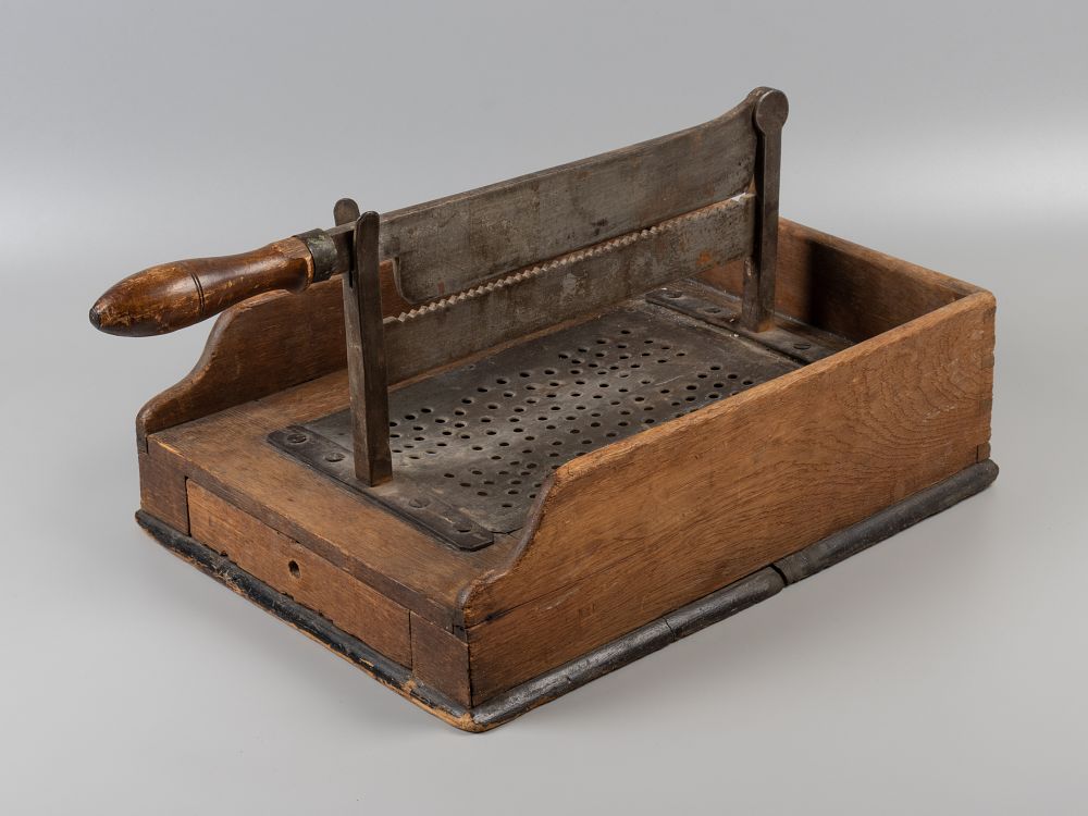 Гильотина для колки сахара. Усов. Санкт-Петербург, нач. ХХ в. Дерево, токарная работа, лак, металл.