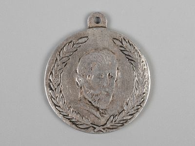 Медалевидный жетон. Генерал Корнилов. За службу. Бел. металл F. Состояние F. Диаметр 32 мм.