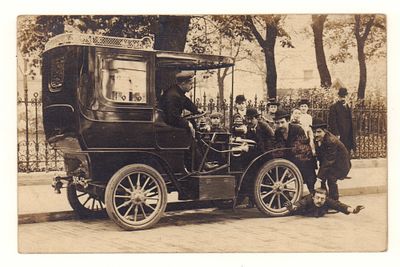 Коллективная фотография у старинного автомобиля. Фотография открыточного формата. Начало ХХ в. Р 