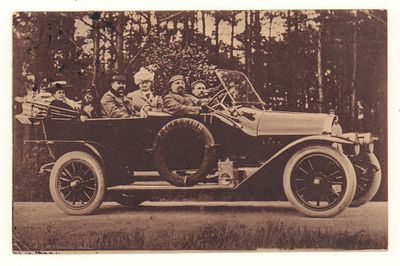 Старинный автомобиль с пассажирами. Немецкая фотография открыточного формата. Начало ХХ в. Разме 