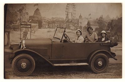 Три девушки в автомобиле. Австрийская фотография открыточного формата 1932 г. Размеры 9,0х14,0 