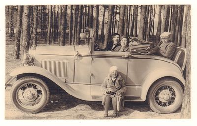 Коллективная фотография в автомобиле. Фотография открыточного формата 1932 г. Размеры 8,1х13,1 
