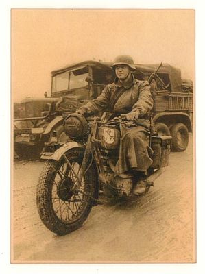 Германский солдат на мотоцикле. Фотография периода II Мировой войны. Размеры 9,5х13,1 см. 