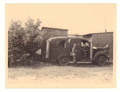 Германские солдаты у автомобиля. Фотография периода II Мировой войны. Размеры 9,0х11,8 см. 